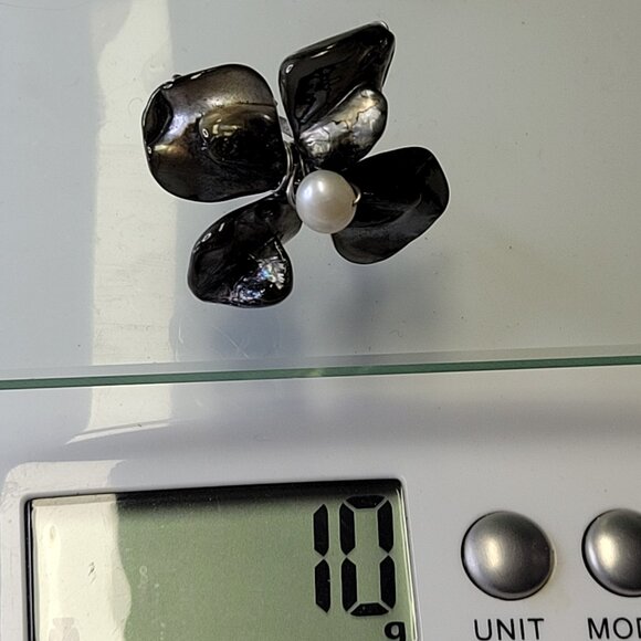 Genuine White Pearl Adjustable Ring with green hues - Picture 5 of 6